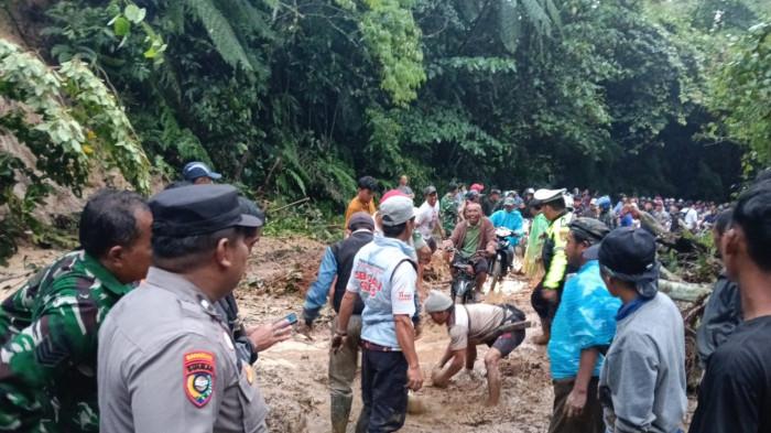 BUKA-AKSES-JALAN-Personel-Polres-Lampung-Barat-67